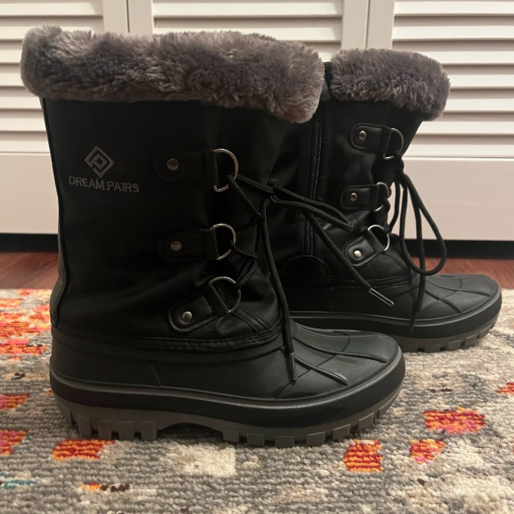 Dream Pairs Girls Black and Gray Winter Boots. Size 2